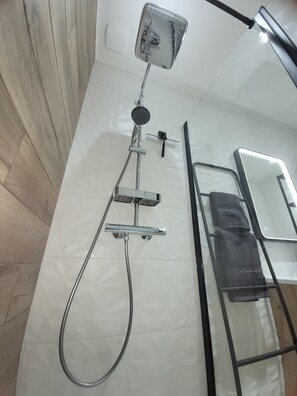 Dusche, Haartrockner, Handtücher, Seife
