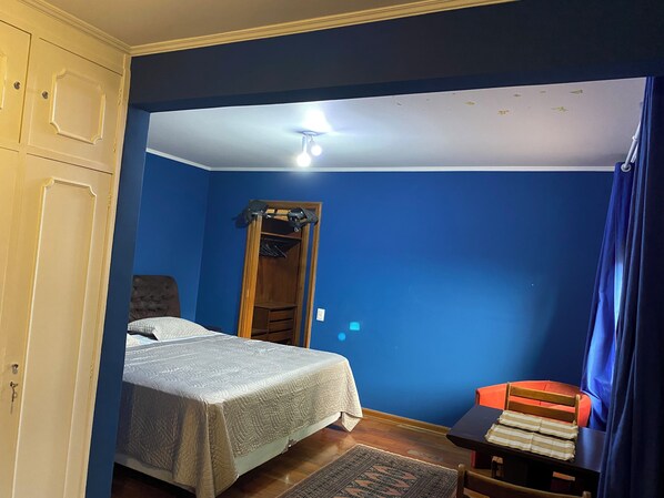 9 habitaciones, tabla de planchar con plancha, wifi y ropa de cama 