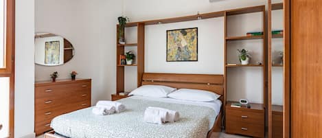 2 bedrooms, desk, iron/ironing board, Internet