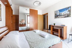 2 bedrooms, iron/ironing board, internet, bed sheets