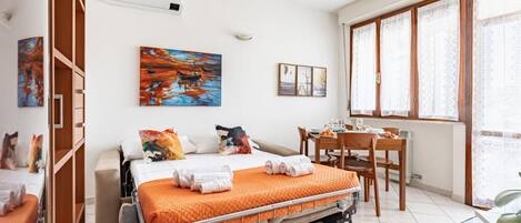 2 bedrooms, desk, iron/ironing board, Internet