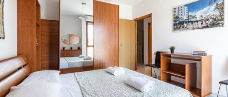 2 chambres, bureau, fer et planche Ă repasser, accĂšs Ă Internet