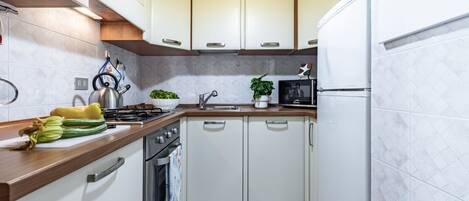 Mikrowelle, Ofen, Herdplatte, Geschirrspüler