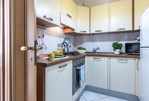 Fridge, microwave, oven, stovetop - GuestHost - Cozy 70 sqm apartment, for 4 people, located on the fourth floor of a building equipped with a lift (not suitable for the disabled). The accommodation is located a few steps from the Cisanello hospital (the secondary entrance to the hospital  (Pisa)
