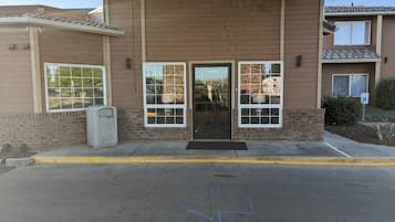 Vista frontal de la propiedad