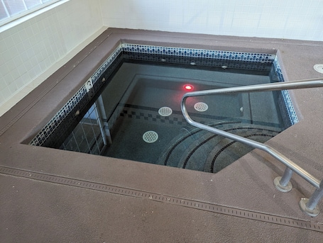 Indoor spa tub