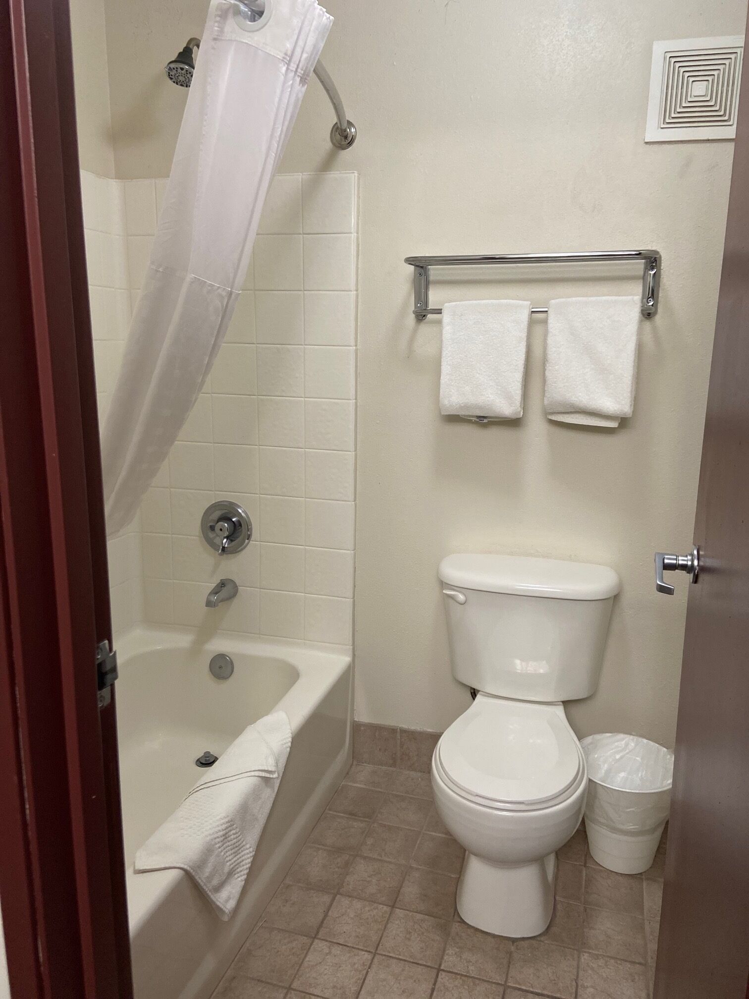 Ein Badezimmer mit Badewanne, Toilette und Duschvorhang.