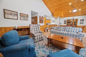 Living area - Treetop Bearadise (Big Bear Lake)