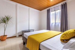 2 bedrooms, iron/ironing board, free WiFi, bed sheets - Casa Kattleya, Ubicada en el Centro de Tortuguero, a Pocos Metros de la Playa (Tortuguero)