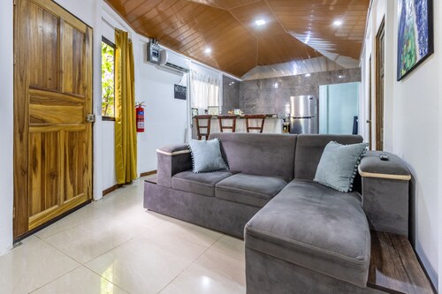 Casa Kattleya, Ubicada en el Centro de Tortuguero, a Pocos Metros de la Playa