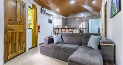 Casa Kattleya, Ubicada en el Centro de Tortuguero, a Pocos Metros de la Playa