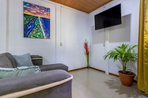 TV - Casa Kattleya, Ubicada en el Centro de Tortuguero, a Pocos Metros de la Playa (Tortuguero)
