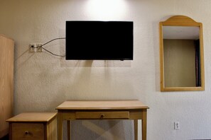 Desk, blackout curtains, iron/ironing board, free WiFi - Executive Inn of Arlington, Near AT&T Stadium (Arlington)