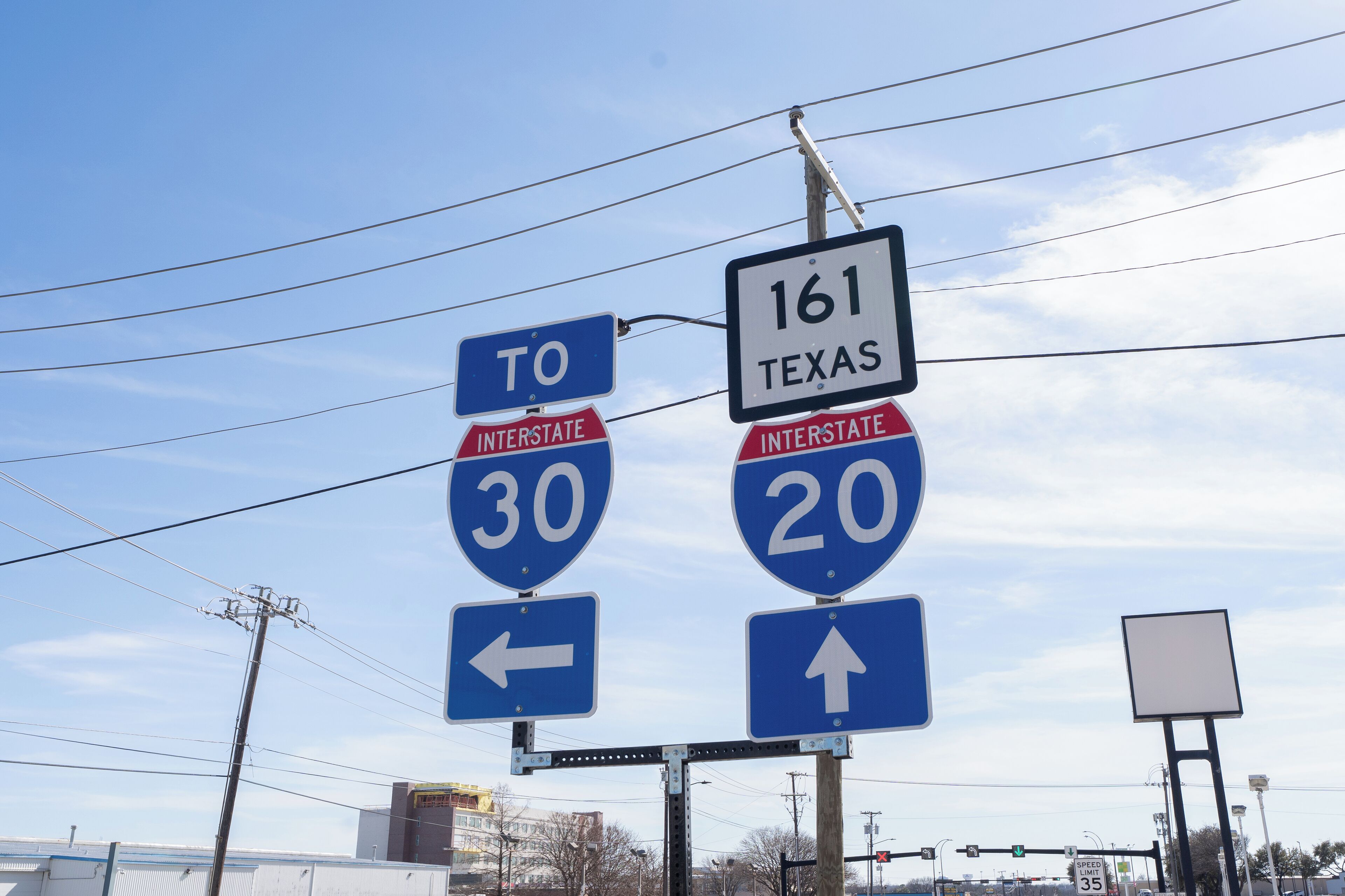 Panneau de signalisation indiquant la direction de l’autoroute interétatique 30 et de l’autoroute 20 en direction de la route 161 du Texas.