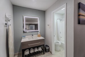 Bathtub, hair dryer, towels, soap - Executive Inn of Arlington, Near AT&T Stadium (Arlington)