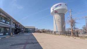 Ein Gebäude mit einem großen Wasserturm, auf dem "Rangers" steht, und einem Parkplatz davor.