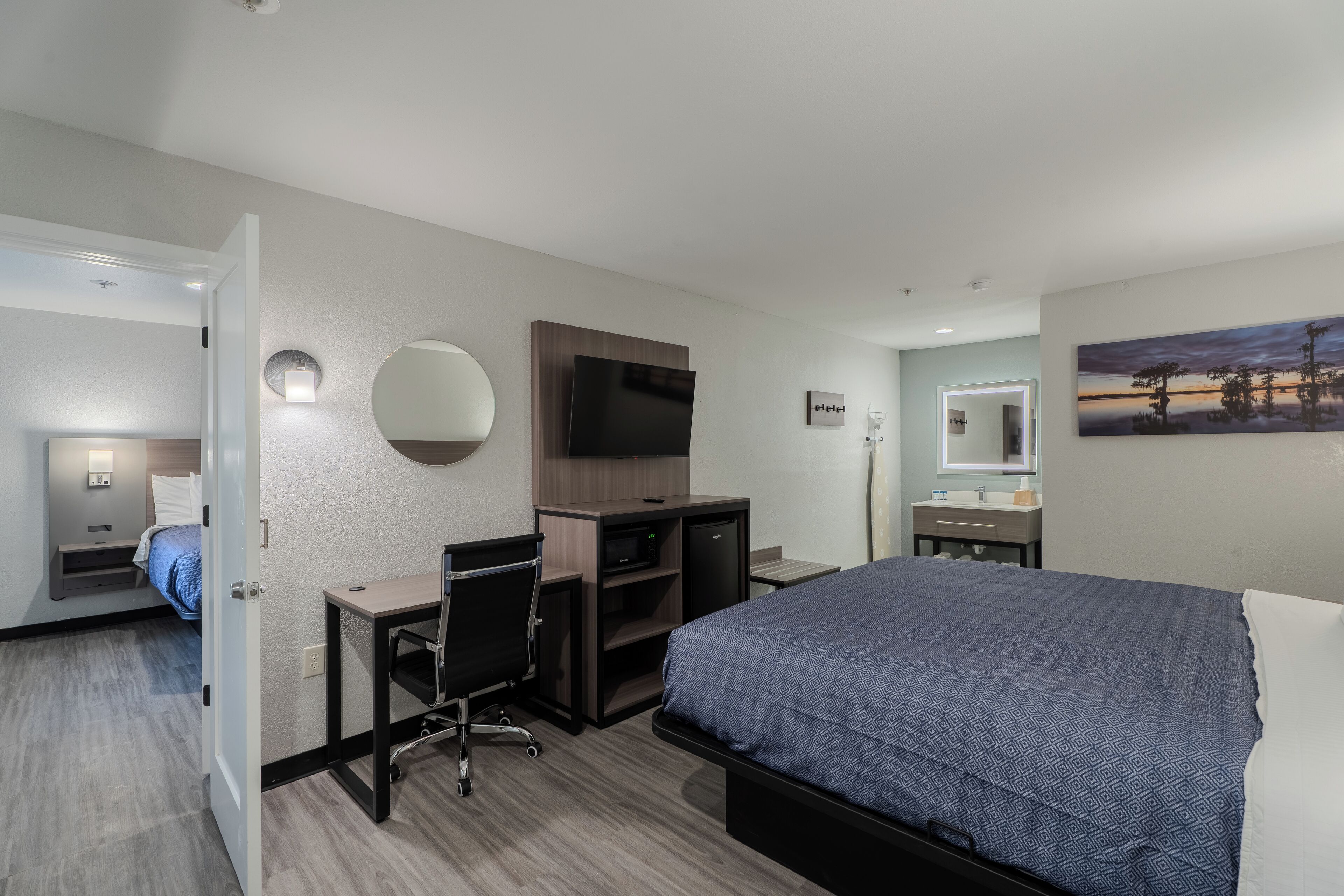 مكتب وستائر تعتيم ومكواة/لوح كي وواي فاي مجانًا