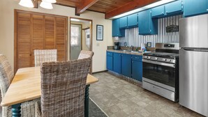 Cookware/dishes/utensils - Cabin in the Pines (Big Bear Lake)