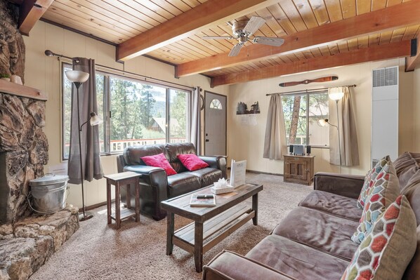 Living area - Cabin in the Pines (Big Bear Lake)