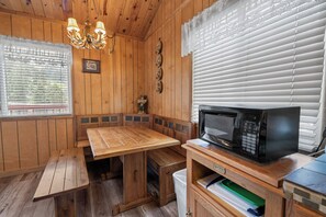 Basic Cabin | Private kitchen - Apres Slopes Heaven (Big Bear Lake)