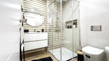Dusche, Haartrockner, Handtücher, Seife