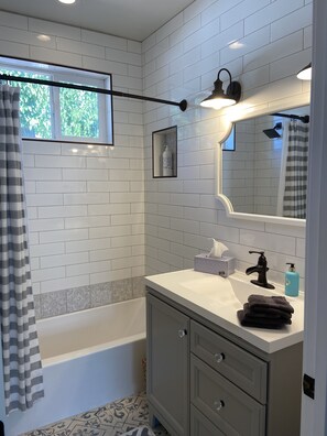 Hårtork, handdukar, tvål och schampo