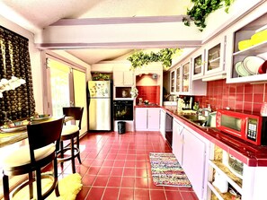 Private kitchen - Nostalgic 90's cozy charming craftsman built neighborhood house.  (Houston)