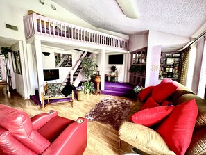 Living area - Nostalgic 90's cozy charming craftsman built neighborhood house.  (Houston)