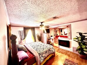 Room - Nostalgic 90's cozy charming craftsman built neighborhood house.  (Houston)