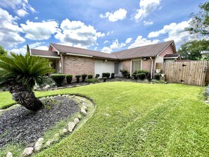 Property grounds - Nostalgic 90's cozy charming craftsman built neighborhood house.  (Houston)