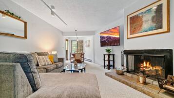Smart TV, fireplace