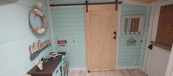 Walk to the beach, restaurants, bars and shopping.  Park the car and enjoy Folly