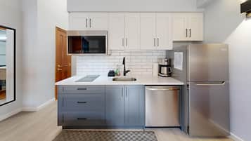 Fridge, microwave, stovetop, dishwasher
