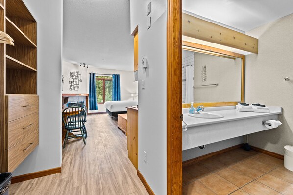 Silitysrauta/-lauta, Wi-Fi, vuodevaatteet, pääsy pyörätuolilla