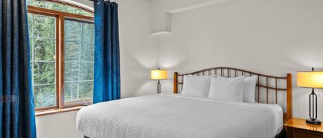 Tabla de planchar con plancha, wifi y ropa de cama
