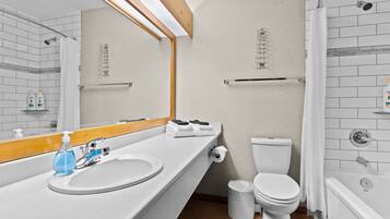 Une salle de bain moderne avec un lavabo blanc, un miroir et des toilettes.