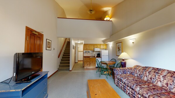 Een televisie en een open haard