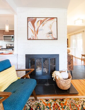 Smart-TV, Videospiele, Tischtennisplatte, Bücher