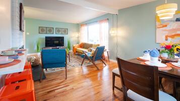 Smart-TV, Videospiele, Tischtennisplatte, Bücher