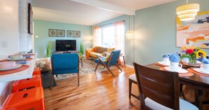 Smart-TV, Videospiele, Tischtennisplatte, Bücher