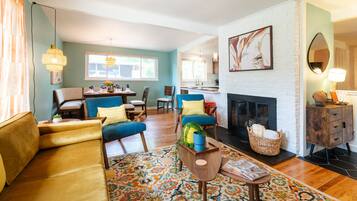 Smart TV, videogames, mesa de pingue-pongue, livros