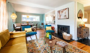 Smart-TV, Videospiele, Tischtennisplatte, Bücher