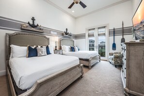 Une chambre avec deux lits, une commode et une vue sur l’extérieur.