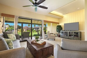 Een smart-tv, boeken en een kantoor