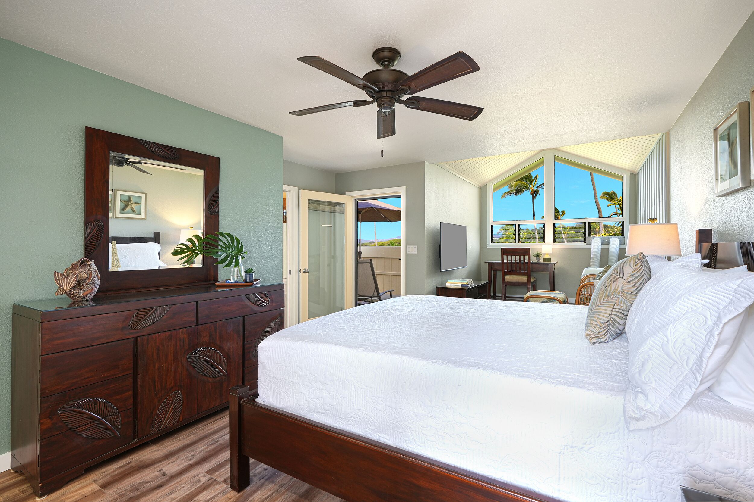 2 bedrooms, desk, iron/ironing board, travel crib