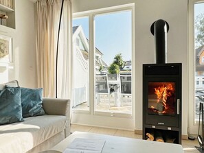 Televisión, chimenea, reproductor de DVD y estéreo 