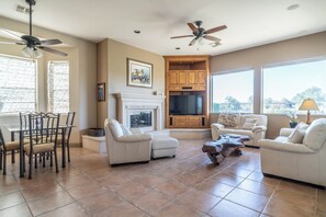 スマートテレビ、暖炉、DVD プレーヤー、書庫