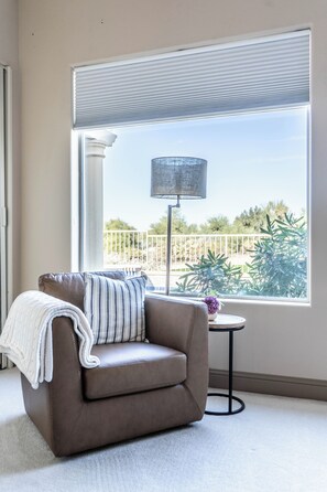 Älytelevisio, takka, DVD-soitin, kirjoja