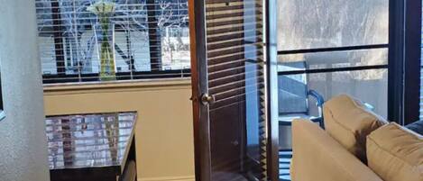 TV connectée, cheminée, jeux vidéo, lecteur de DVD