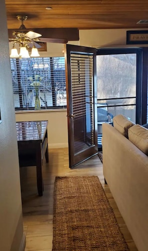 Smart TV, chimenea, videojuegos y reproductor de DVD 